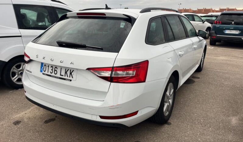 SKODA SUPERB FAMILIAR COMBI 2.0 TDI 150CV lleno